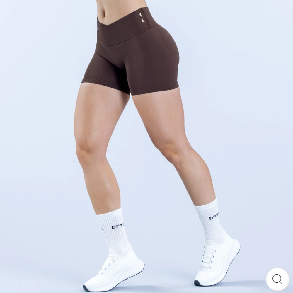 Dfyne Shorts Brown